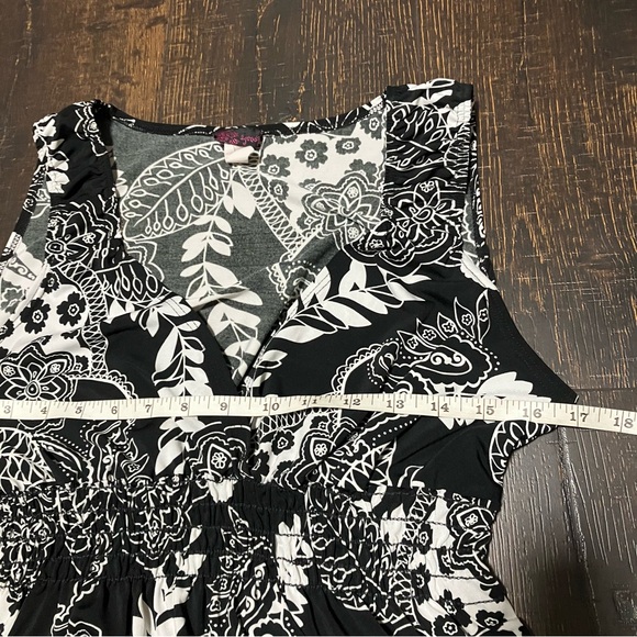 Black & White floral deep plunge sleeveless top - Picture 7 of 9